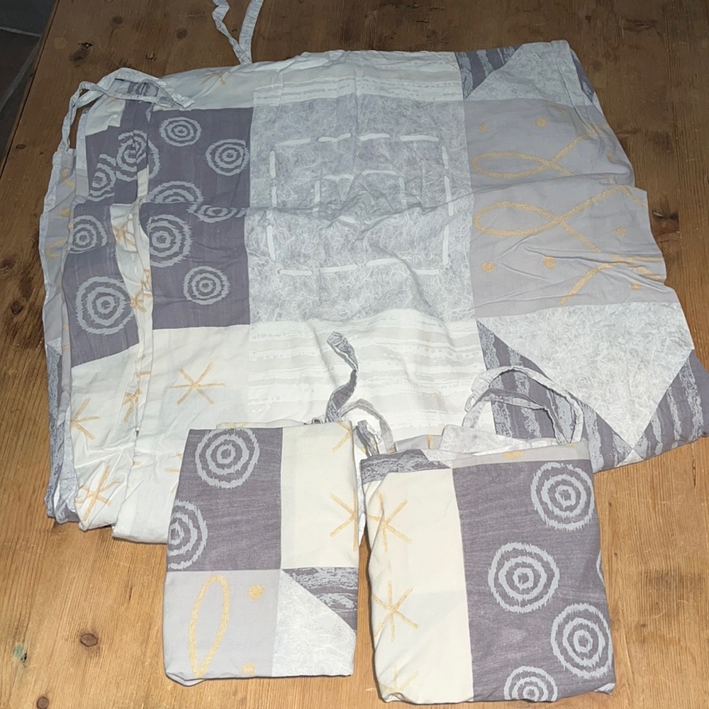 Queen  size duvet cover with pillow shams UEC